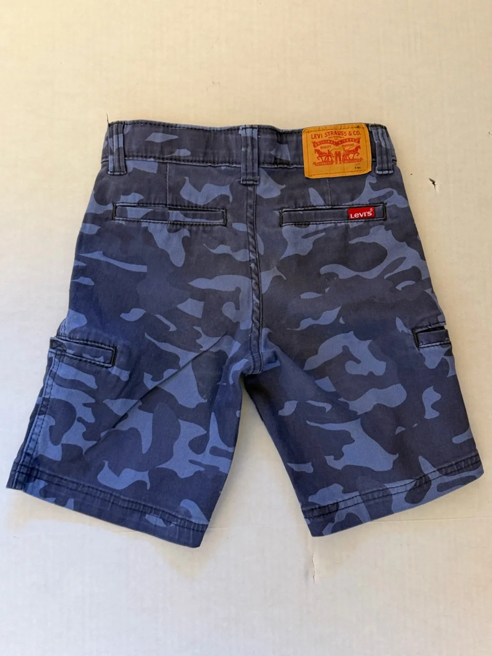 Levi's Boys Blue Camo Cargo Shorts with Red Logo Sz-6.‎  GG6
